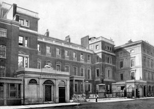 Fachada de la Oficina de Guerra, Cumberland House, Pall Mall, Londres, 1890