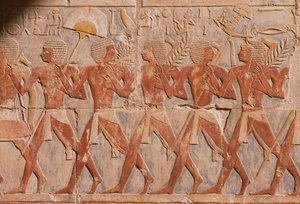 Relieve que representa un desfile en honor a la diosa Hathor, del Templo Mortuorio de Hatshepsut (c.1503-1482 a.C.)
