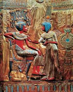 Tutankamón y su esposa Ankhesenamon protegidos por un disco solar en el trono, del Tesoro de Tutankamón.