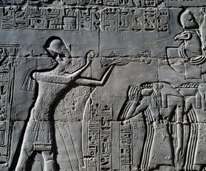 Ramsés II delante de la barca sagrada, relieve, paredes interiores de la Gran Sala Hipóstila, complejo de templos de Karnak (Lista del Patrimonio Mundial de la Unesco