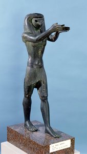 Estatua del Dios Horus haciendo una ofrenda de bebida, Tercer Período Intermedio, c.750 a.C.