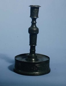 Candelabro de William Grainger con decoración en relieve, fechado en 1616