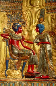 Detalle de las figuras del fondo interior del trono de oro que representan a Tutankamón y su esposa, Egipto..., 2009 (foto)