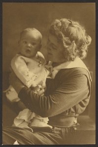 [Retrato de madre sonriendo a su hijo]