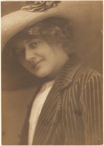 [Retrato de una mujer con blazer a rayas]
