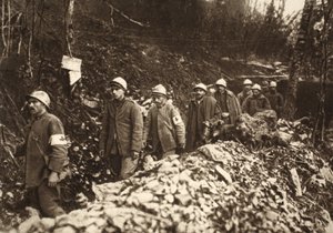 Prisioneros italianos en Tolmin llevados de regreso a través de sus propias posiciones el primer día de batalla, 24 de octubre de 1917