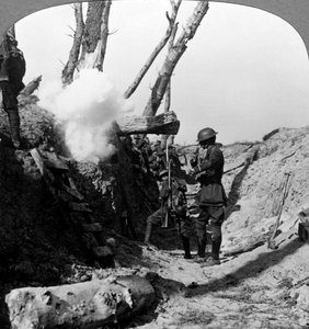 Soldados esperando en las trincheras para atacar, Primera Guerra Mundial, 1914-1918