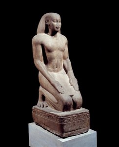 Antigüedad egipcia: Estatua de Nakhthorheb, jefe de sacerdotes Escultura de cuarcita alrededor de 590. Dinastía XXVI, reinado de Psamético (595-529 a.C.) París. Museo del Louvre