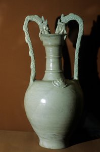 Jarrón con esmalte blanco, asas de doble dragón, decorado con flores en relieve en el vientre, 618-907