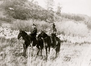 Edd Ladd, apache de sangre pura, de la Reserva Jicarilla, Nuevo México, con el Comisionado Indio Cato Sells, a caballo 1920