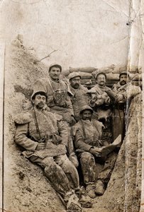 Primera Guerra Mundial (1914-1918): Soldados peludos con vestimenta de invierno en una trinchera en 1916-1917. Llevan chaquetas de piel de oveja y una máscara de gas