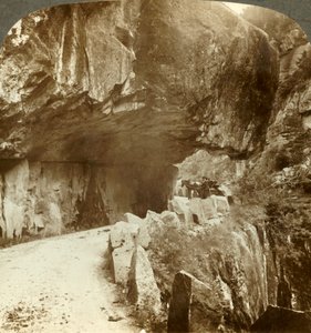 El maravilloso camino de Bratlandsdal, excavado a través de paredes de roca sólida, Noruega, c1905