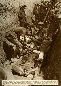 Soldado herido siendo tratado en las trincheras, Batalla del Somme, Primera Guerra Mundial, 1916