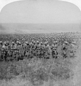 La valiente Brigada de Guardias marchando en Brandfort, Guerra de los Bóeres, Sudáfrica, 1901